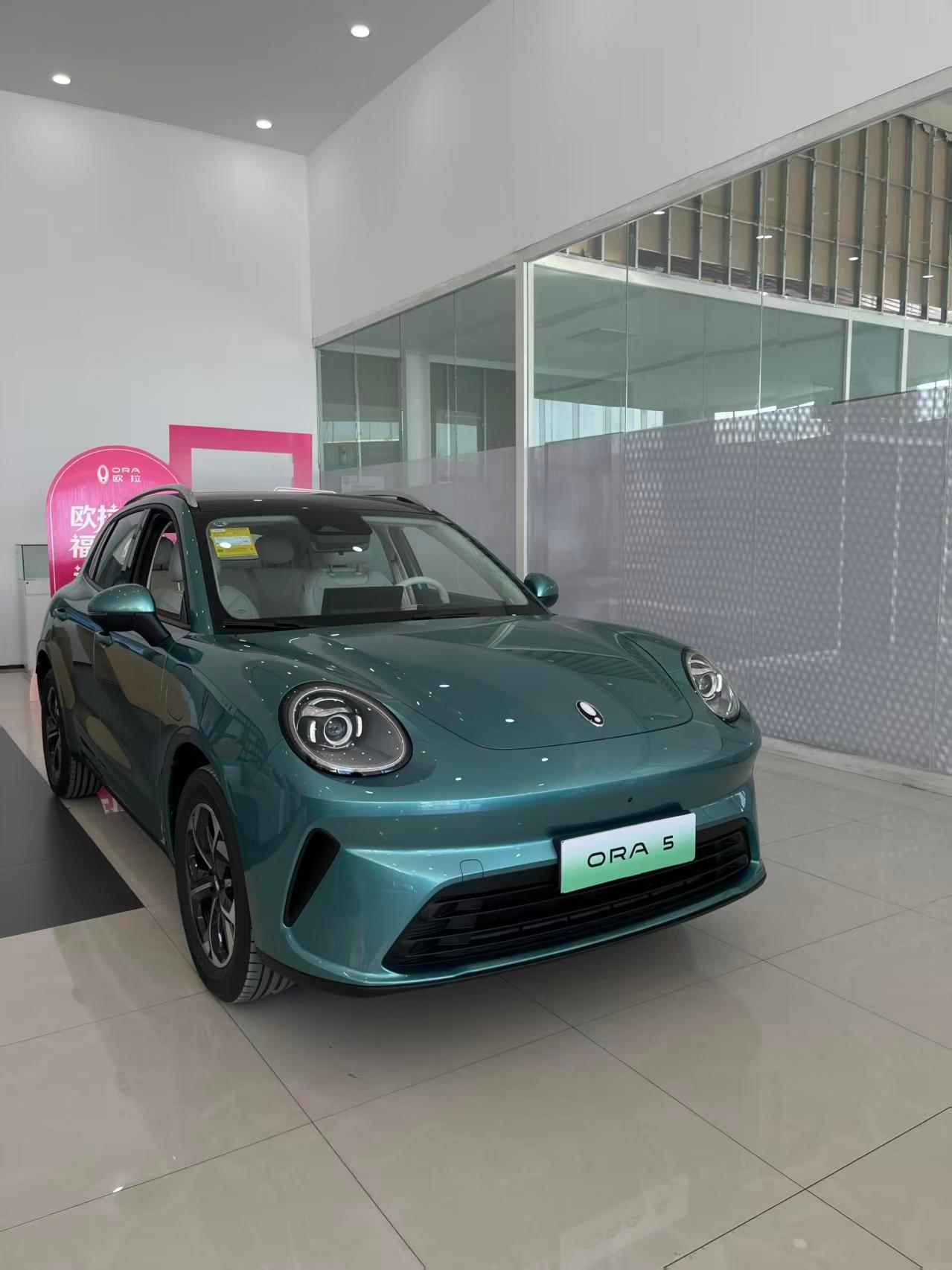 车机系统操作简单流畅，语音控制识别率挺高，导航听歌一句话搞定，对不太熟悉数码产品