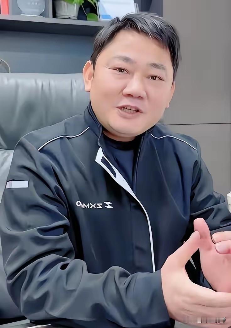 张雪说，摩博会上，遇到了一个事，要跟大家说一下，有个参加过九三阅兵的人，把他的纪