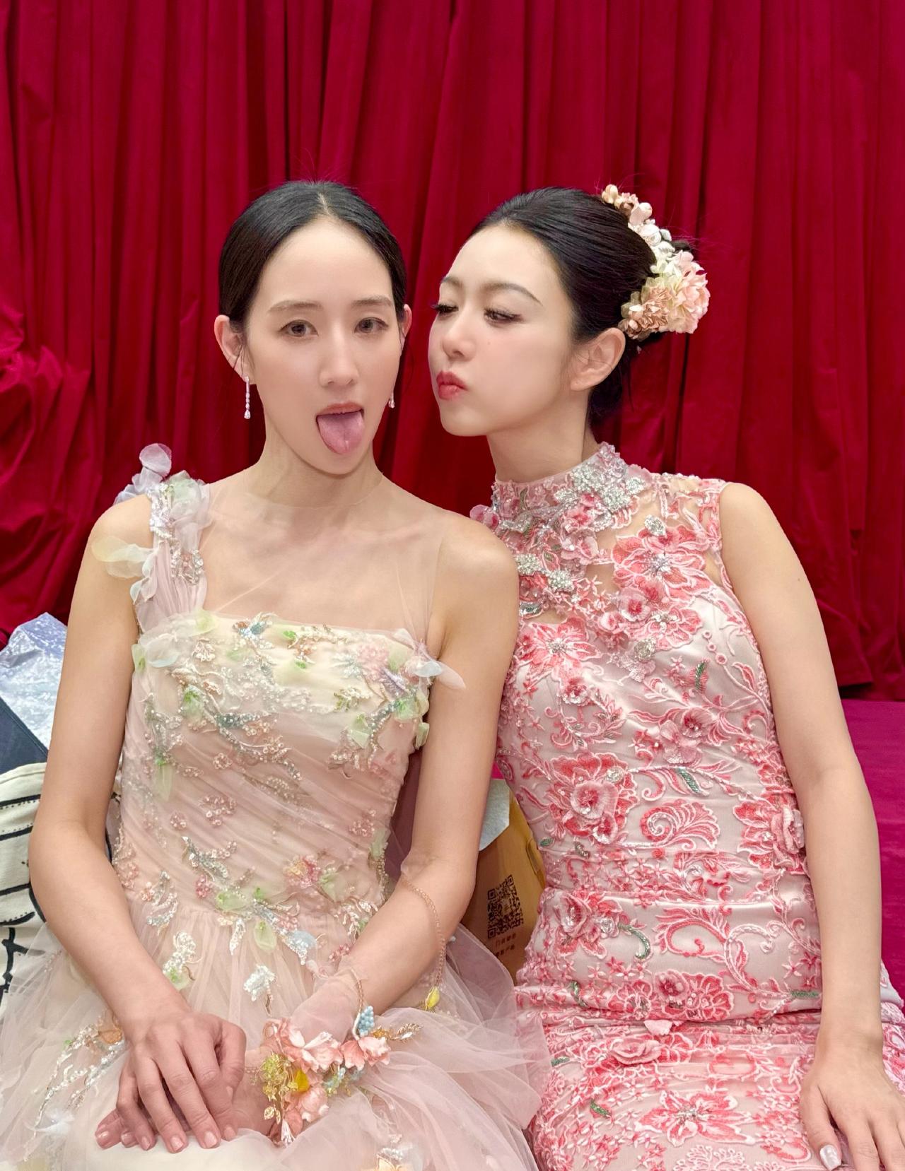 薛凯琪、张钧甯春晚后台同框，画面甜度超标！
薛凯琪身穿粉色刺绣旗袍，俏皮地嘟着嘴