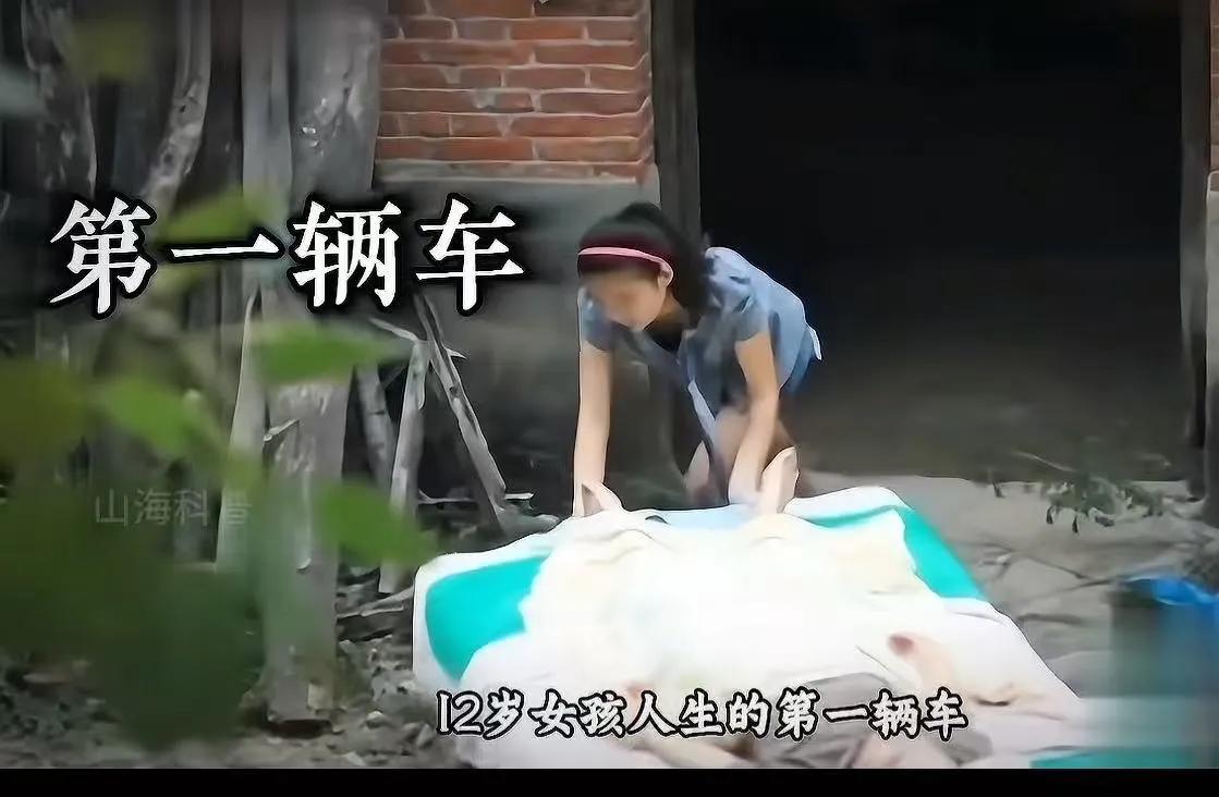 父女相依
 
2001年，一名男子在劳作时意外摔成高位截瘫，彻底失去了劳动能力。