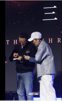 当张艺谋遇上三体原著作者三体日留下珍贵的同框瞬间，张艺谋与刘慈欣相见，一边是想象