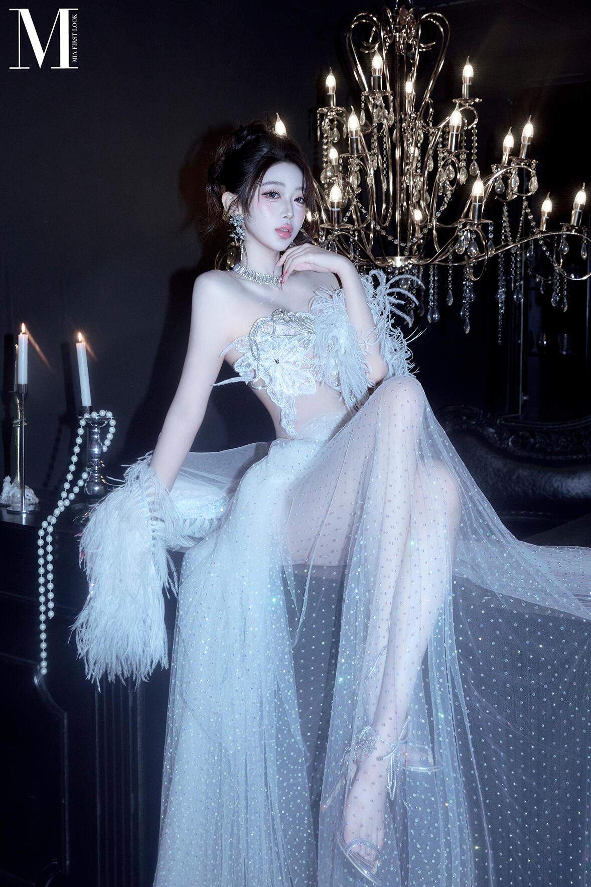 暗夜里的羽毛与星尘，是白纱藏不住的流光。水晶灯吻过裙摆，烛火晕开雾色，每一寸褶皱