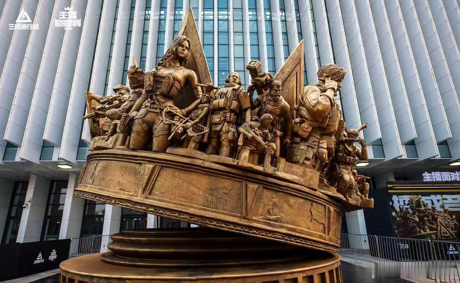 场馆实景图再曝光，这个规模已经不是团建了，这是电竞盛典！场馆外围观人群同样爆满，