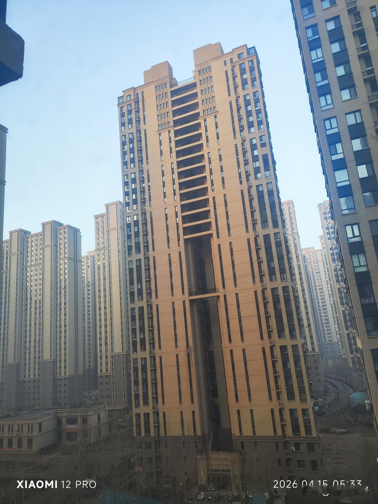 沈阳的天气真讲究，啥都不落下啊。
这也许就是沈阳春天独特魅力所在。
不过今天开车