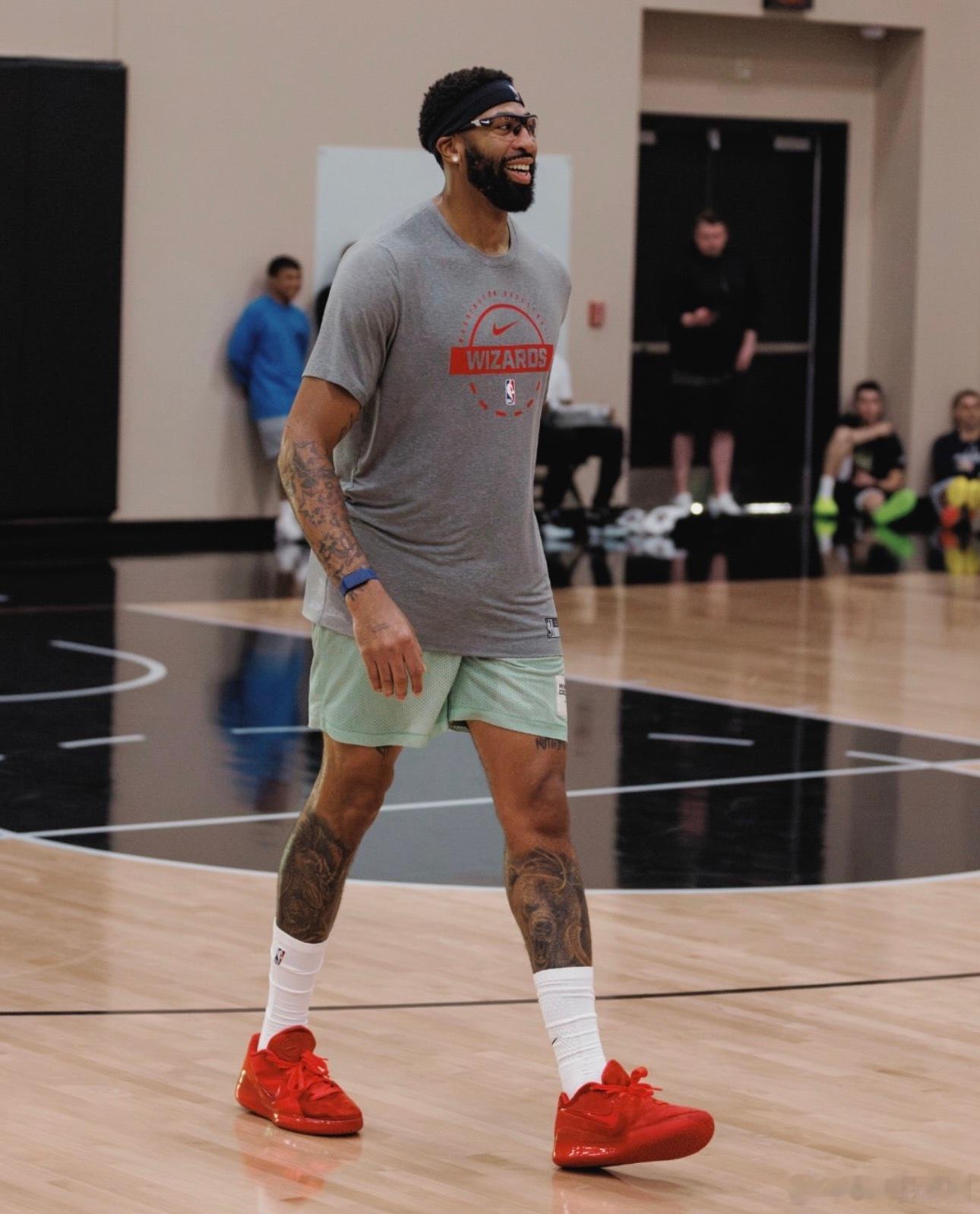 兄弟们早，🏀练起浓眉安东尼戴维斯