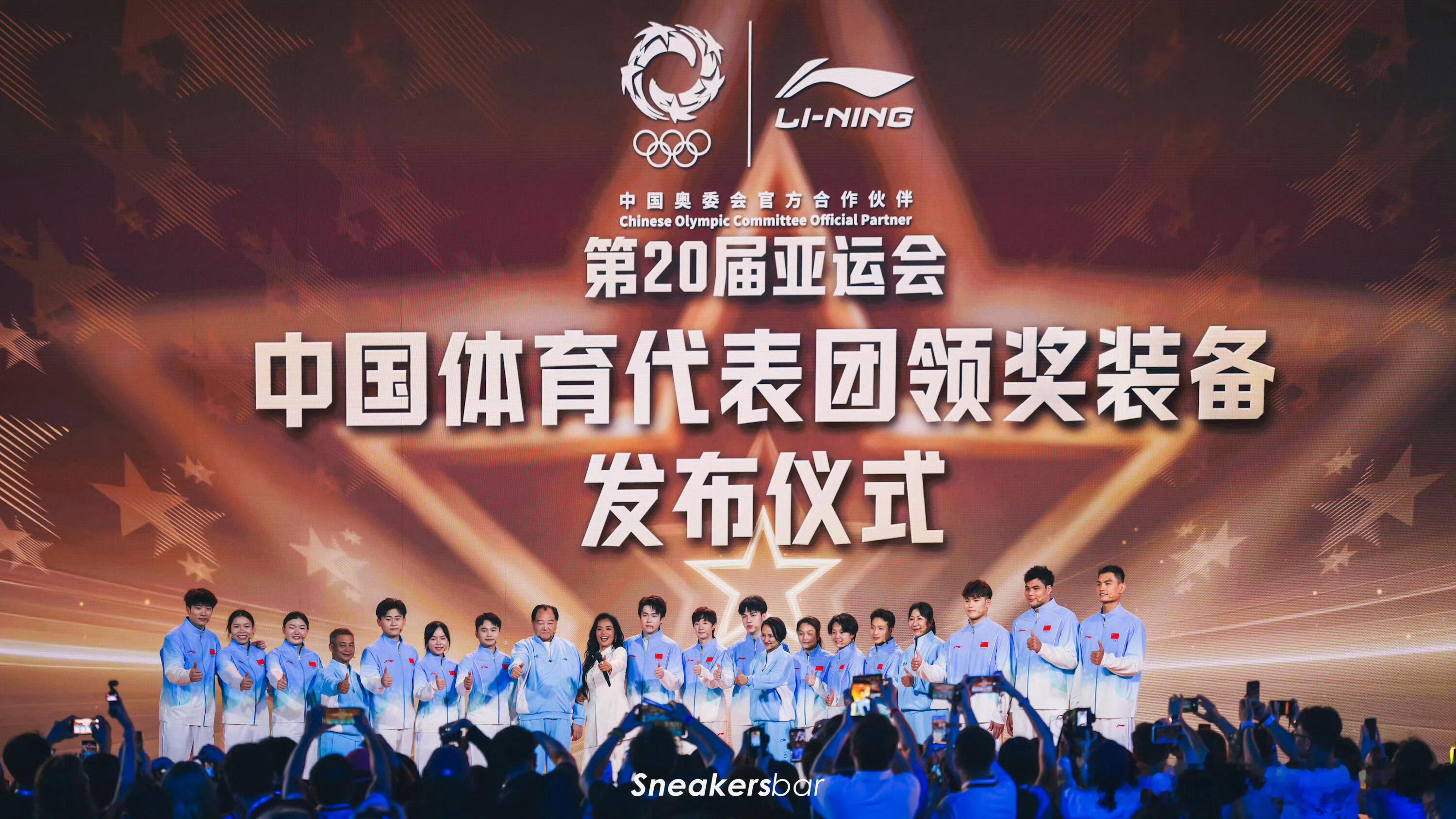 韦唯和王楚钦王曼昱同唱亚洲雄风 2026爱知·名古屋亚运会中国体育代表团领奖装备
