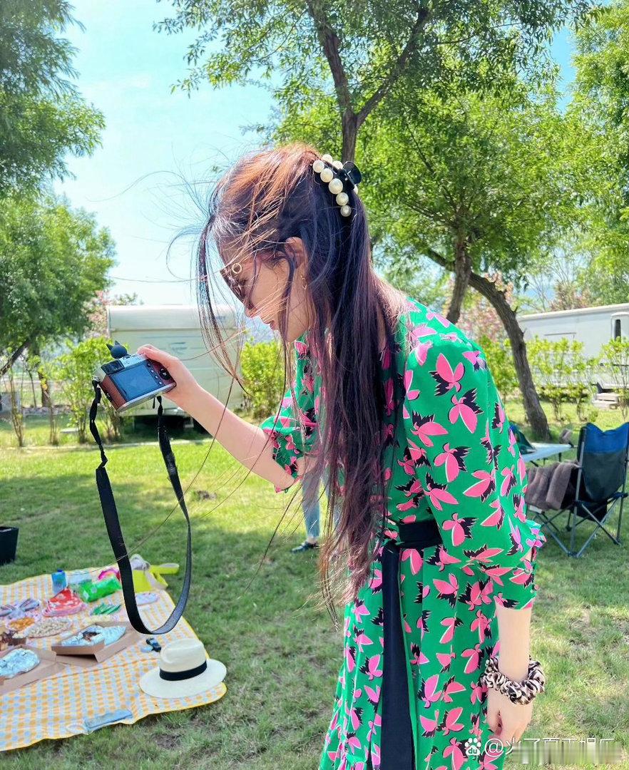 刘亦菲奔赴有风之地大理，漫步苍山洱海，慢游古镇尽享治愈松弛时光。 