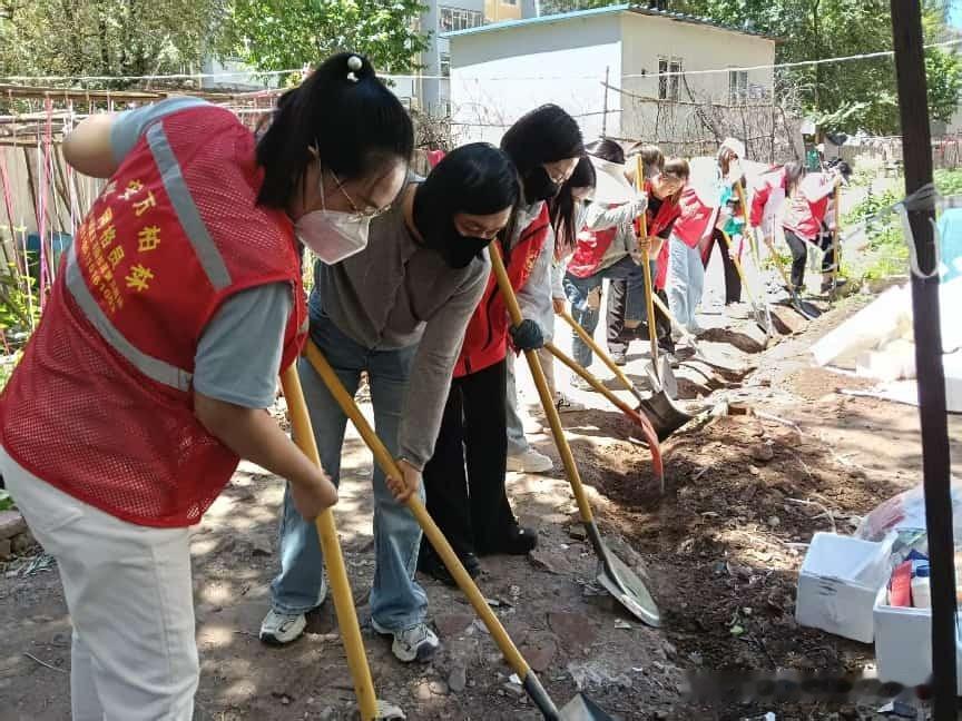 万柏林区小井峪街道玉泽园社区疏通排水渠 筑牢汛期安全防线
 
为筑牢汛期防汛屏障
