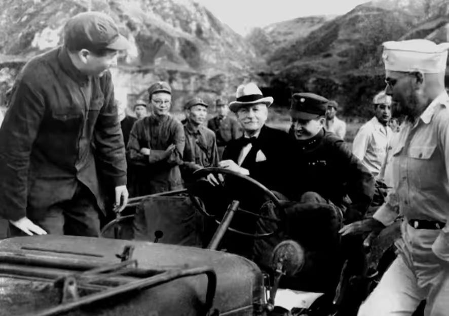 延安来了中美观察组，毛主席登上汽车，给他们介绍延安、介绍共产党领导的八路军的抗日