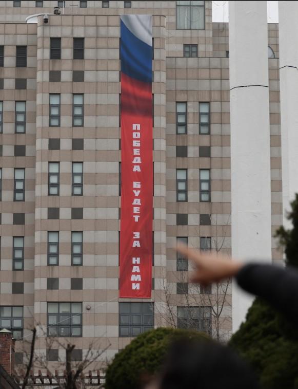 俄罗斯在首尔的使馆外墙上挂了一条巨幅标语，写着“胜利终将属于我们”。

韩国外交