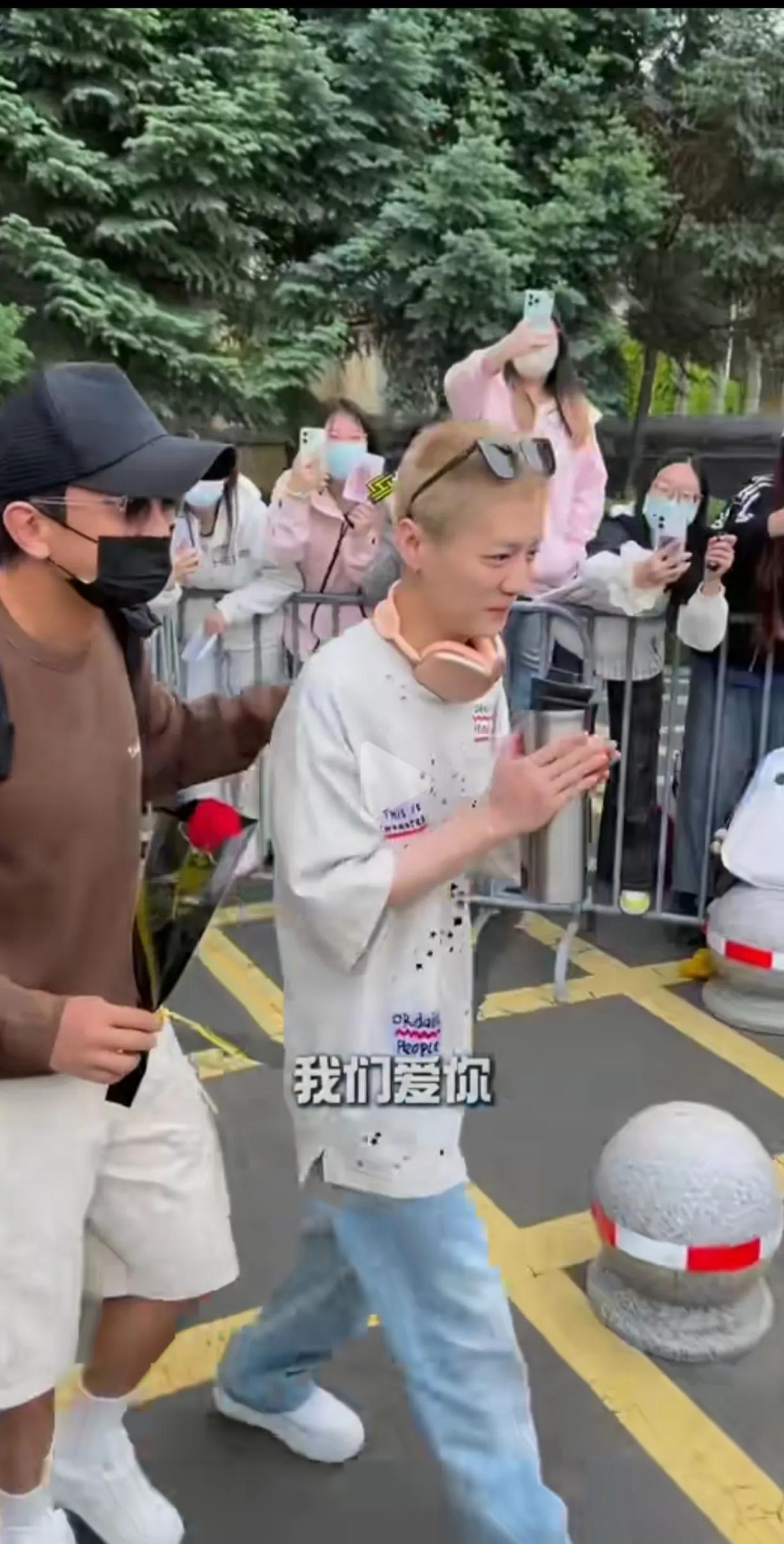 鹿晗曾经的小鲜肉，如今像小老奶奶。