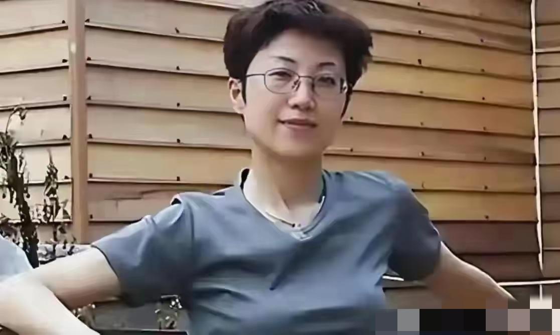 她持美国绿卡带着丈夫和5岁儿子回国探亲，返程在北京首都机场准备离境时，被国家安全