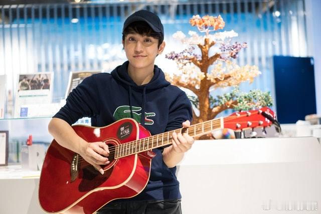 【香港男歌手罗启聪涉嫌制毒贩毒被抓】香港男歌手涉嫌制毒贩毒被抓据南方都市报报道，