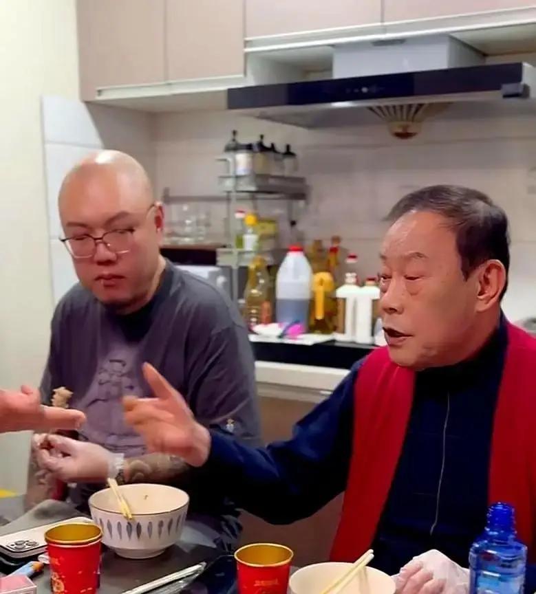 纲丝节一开场，郭德纲把杨威塞进高峰的《学外语》，台下老观众当场愣住。
高峰原搭档