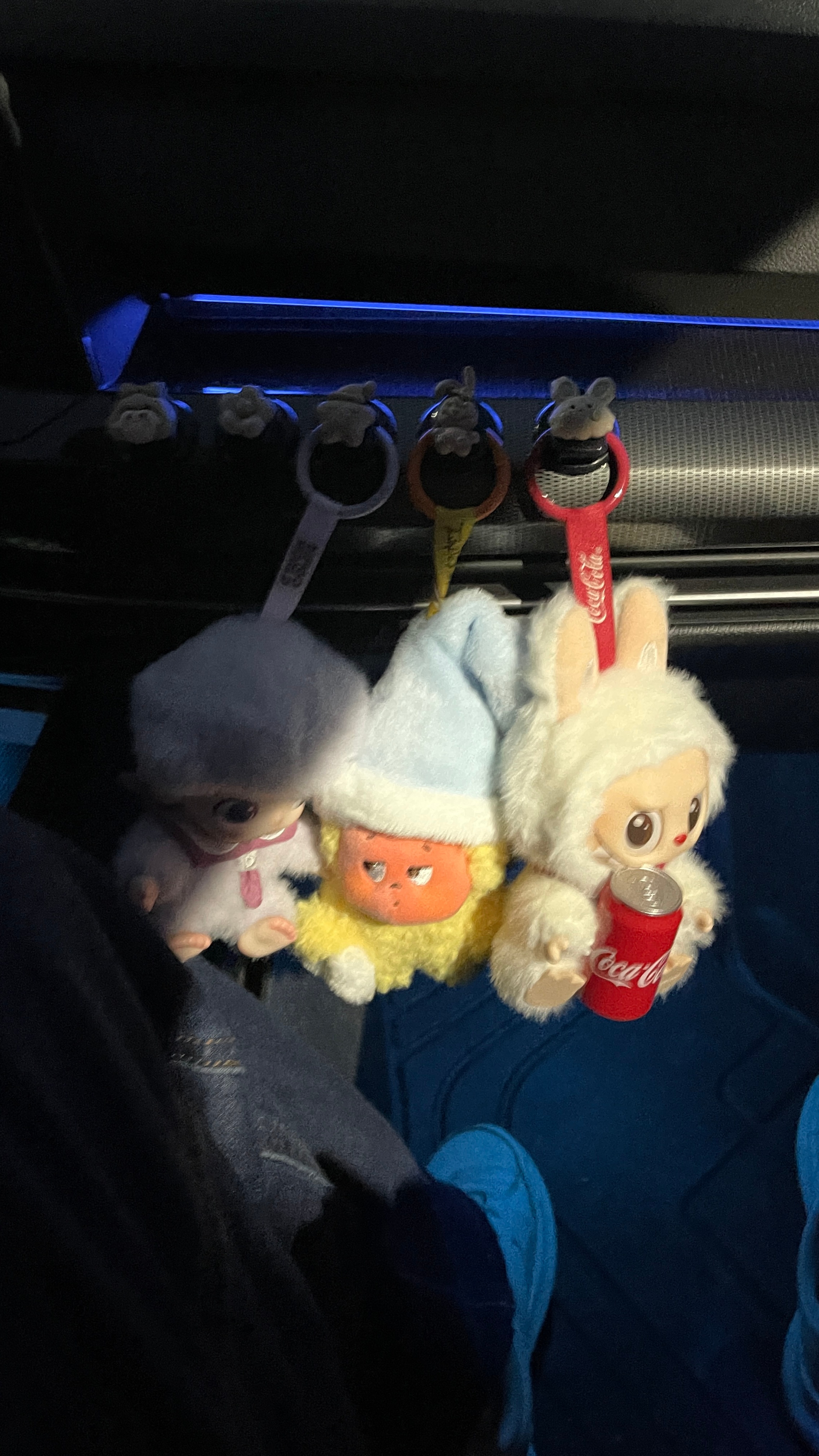 周末闲情逸致时刻之老婆开她的大众高尔夫 带我兜风。副驾挂的这几个泡泡玛特我送的，