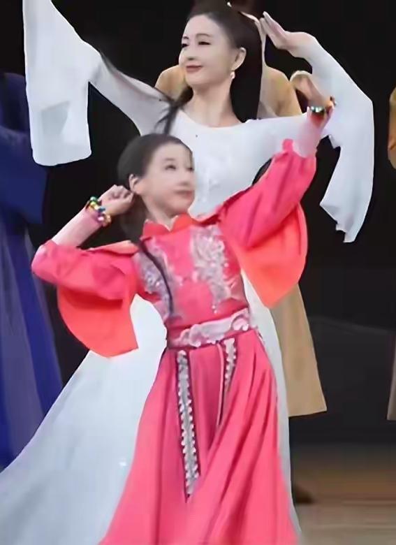 董璇的女儿小酒窝真的是遇见了好干妈佟丽娅
佟丽娅和董璇好闺蜜好了这么多年
一直在