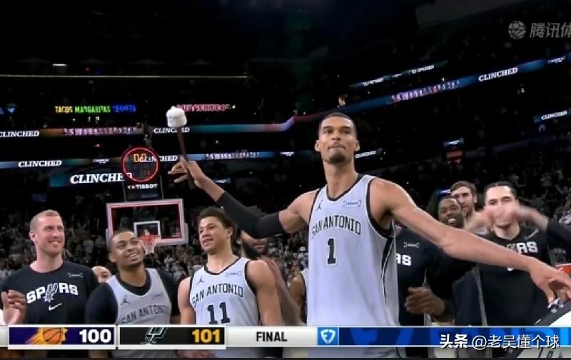 从普拉姆利的眼神就能看出，文班亚马球队老大的地位有多么的不可撼动。

这样的准绝