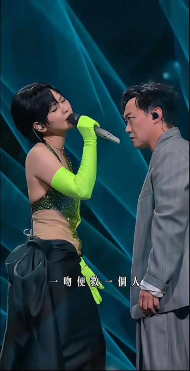 陈奕迅真是溢出屏幕的尴尬，周笔畅这个清凉过头的衣服，简直让他不知所措，一咬牙，手