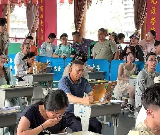 7月27日，浙江湖洲，一网友带爷爷参加“上课偷吃大赛”，没上过学的爷爷一口没吃，