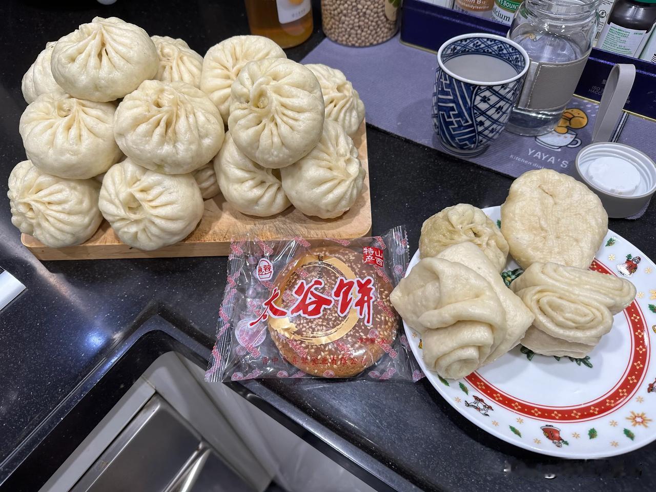 慢慢说，慢慢说。
有人到欧美国家旅游，到商店买纪念品，希望告诉对方，要买什么什么