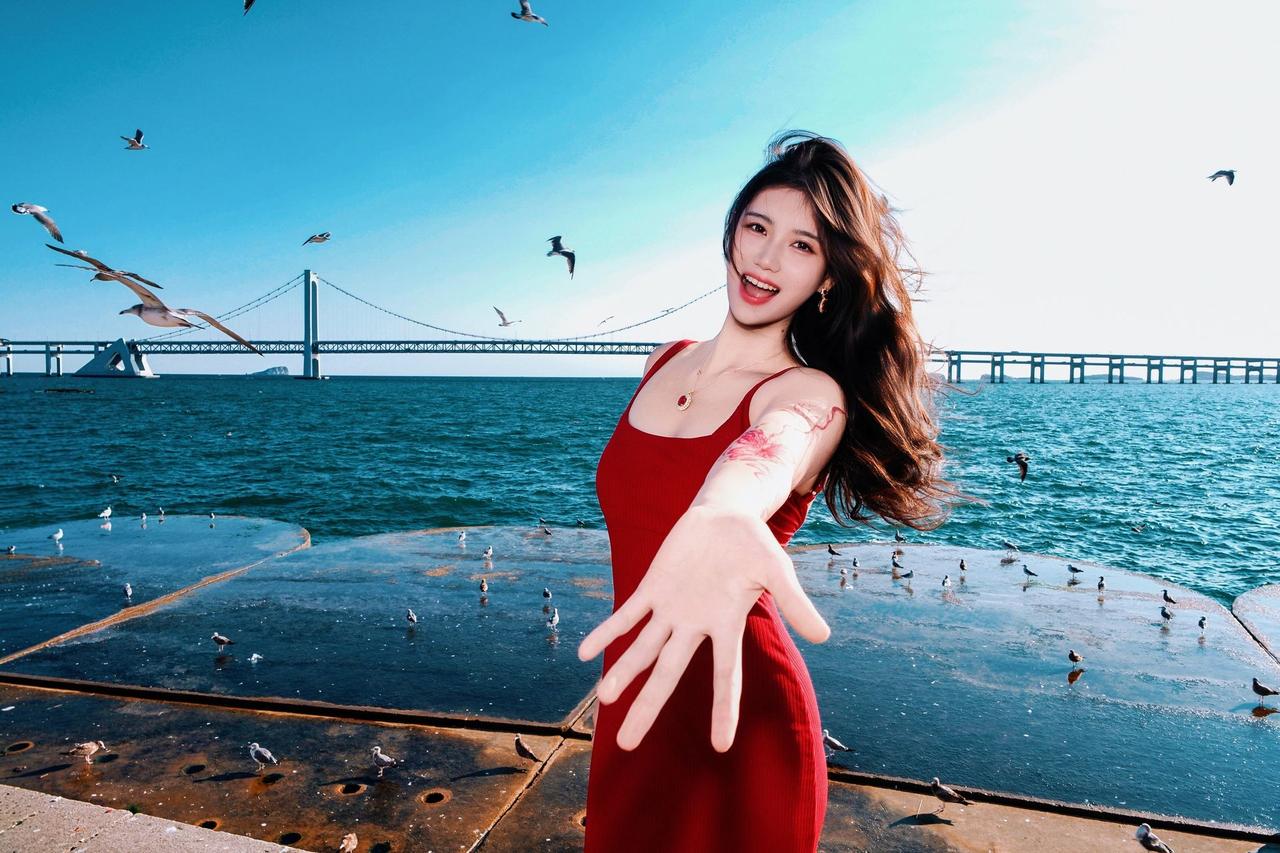 有着中国田径第一美之称的跨栏运动员夏思凝晒出了自己明艳性感的海边大片，大气的妆容
