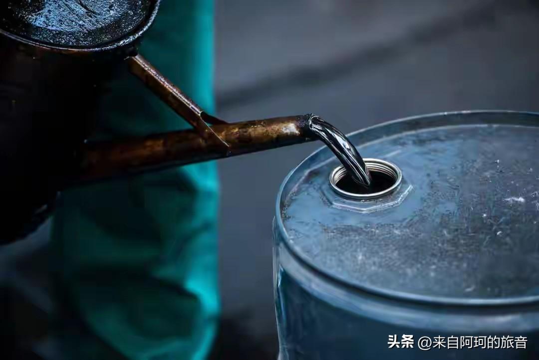 中国每天少买380万桶石油，国际油价硬是没涨上去。美以伊那边打得冒烟，华尔街原先