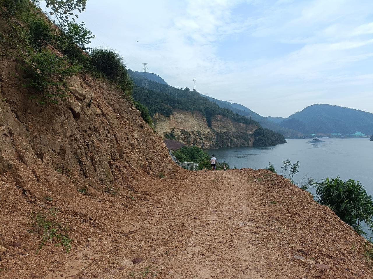 桂平大藤峡环库路
这两天有人谈及桂平大藤峡里的建设，
说是环库路的进展，
这可以