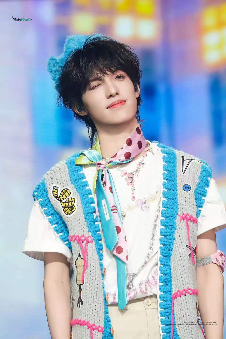 张泽禹毛绒小王冠💚张泽禹别看手机看看我吧哪来的小王子！可爱又贵气 软乎乎的毛绒