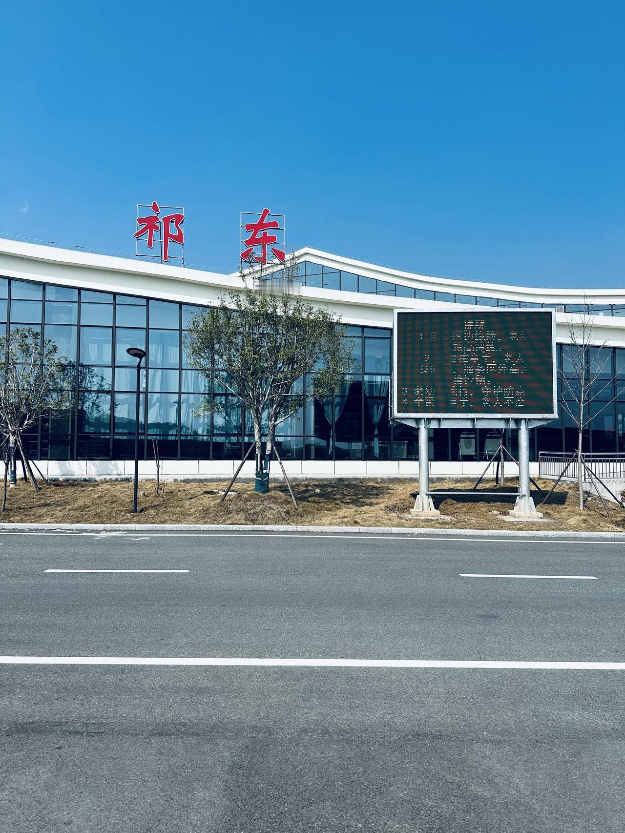 在祁东服务区A站快充，电费0.31元/度+服务费0.2元/度，合下来才0.51元