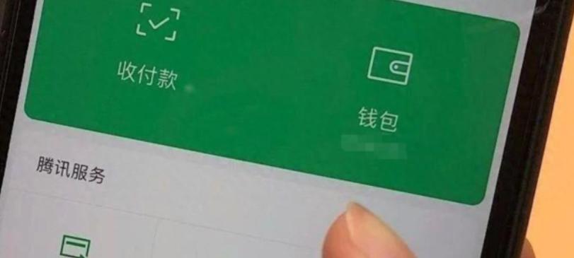 吓坏了！内蒙古呼和浩特，一男子在玩手机时，突然发现自己的微信账号被强制下线，再登