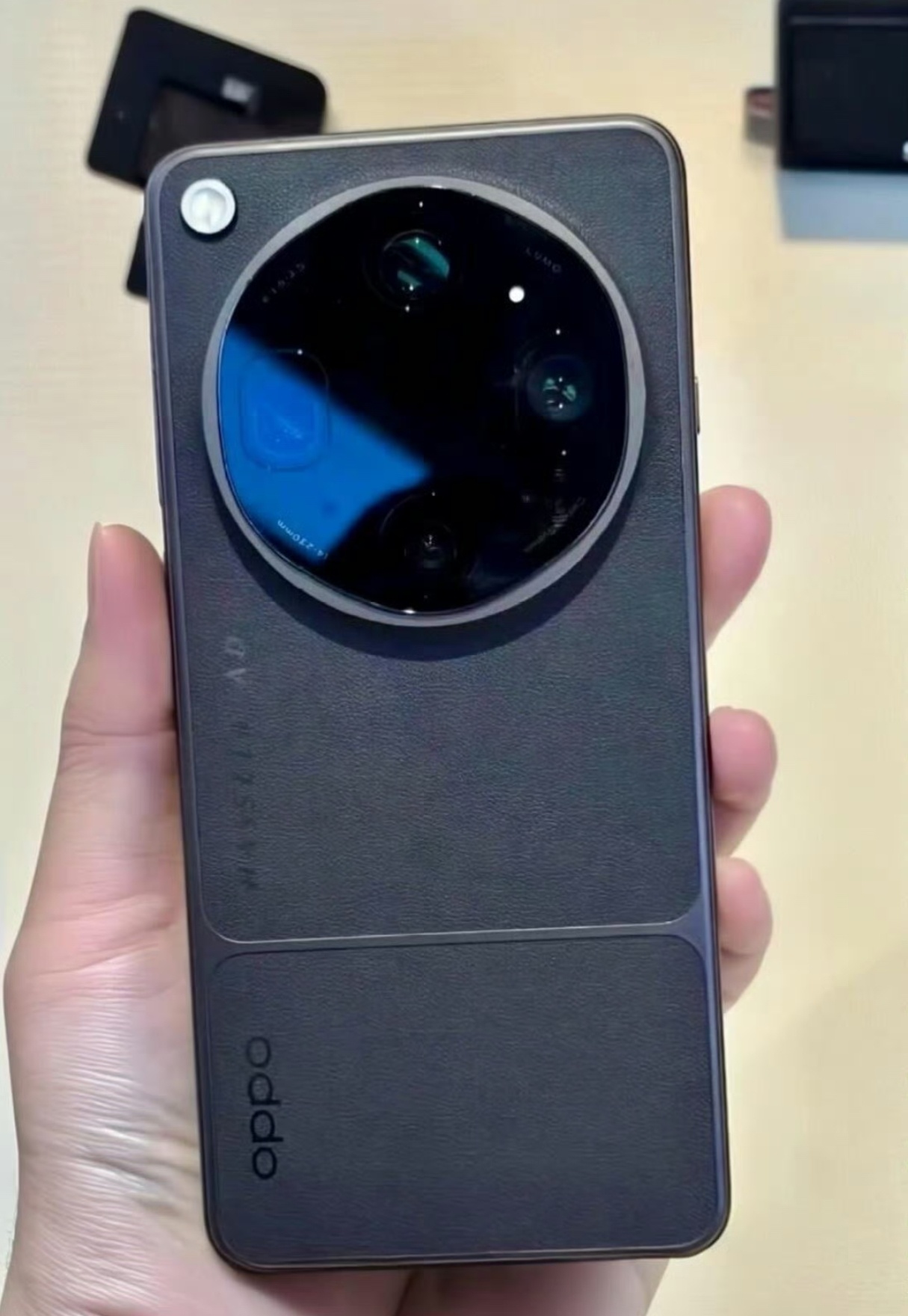 网传OPPO Find X9 Ultra真机，估计大差不差了，绿厂要逼死强迫症啊