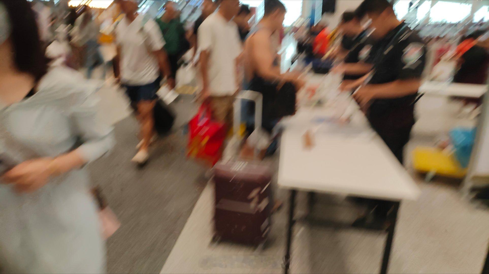 首都机场里，密密麻麻的人都在排队检查充电宝，自弃箱里已经摞了一层了禁止带无3C被