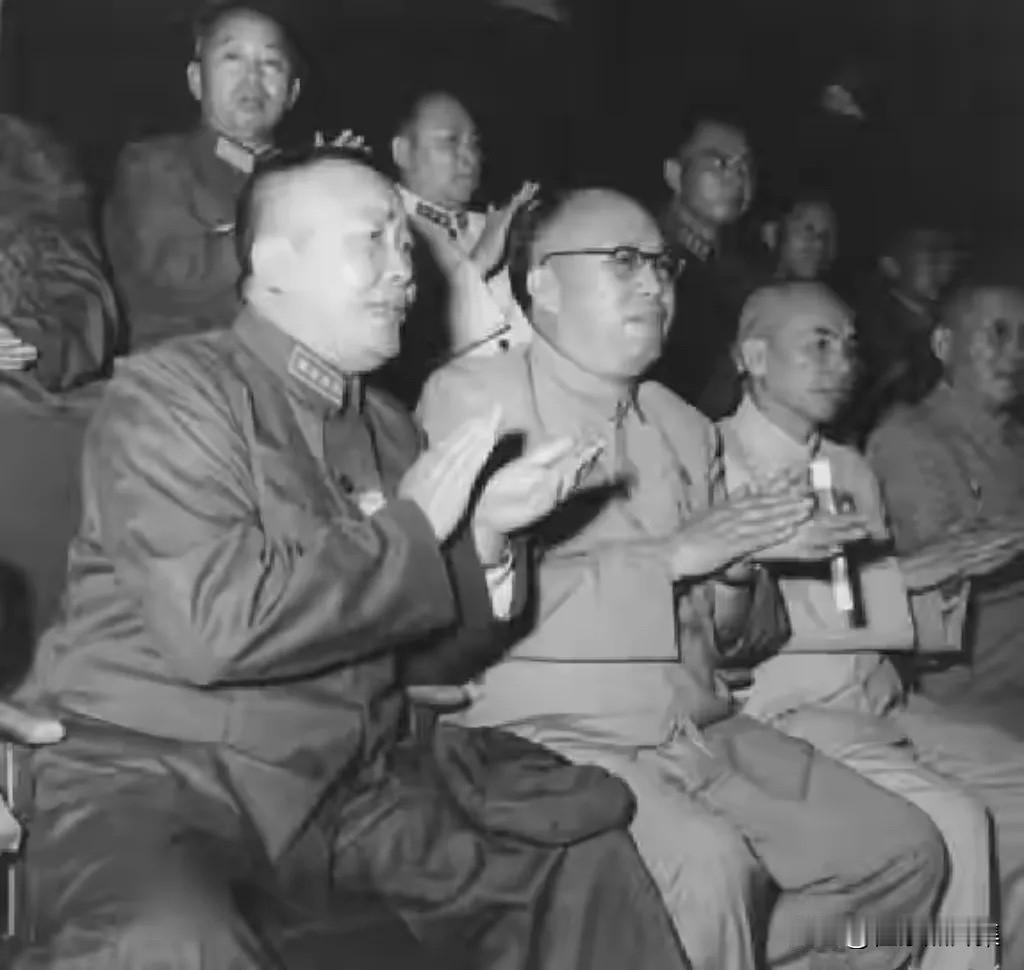 上世纪五十年代末，谭政大将（前排左一）与罗荣桓元帅（前排左二）、张鼎承同志（前左
