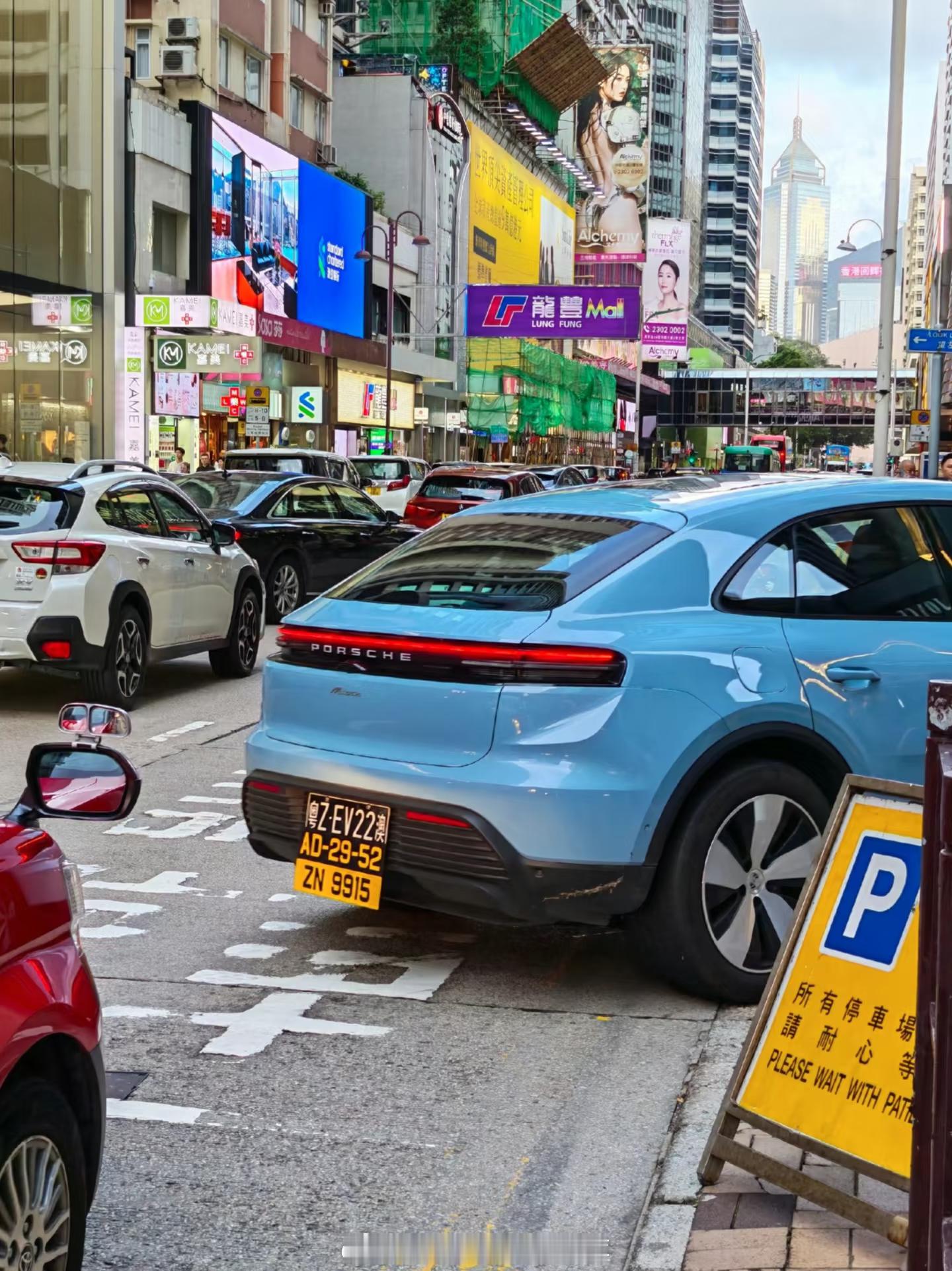 你猜猜是什么样的人群在买纯电 EV 的保时捷卡宴跟 Macan？图 1 的还是个