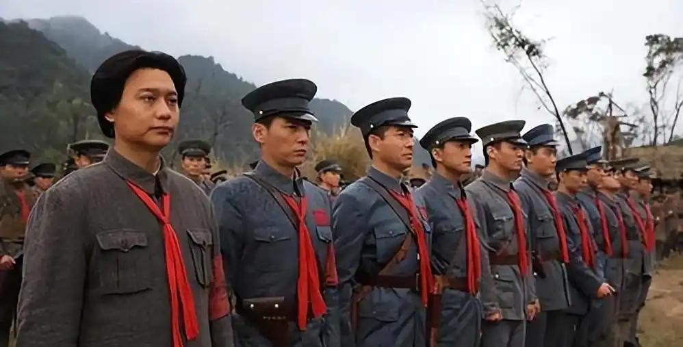 我军为何一直是世界最强军队？美军拿着全球最豪装备，征兵却难到要放宽肥胖标准，俄军