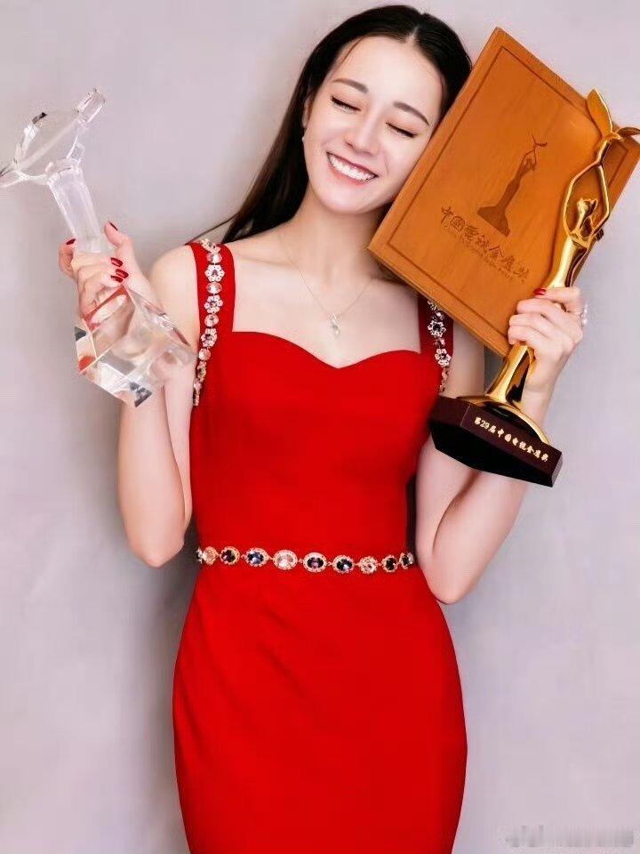 金鹰奖口碑好不好得问迪丽热巴啊杨紫就算提名了又怎样，我8早已是视后