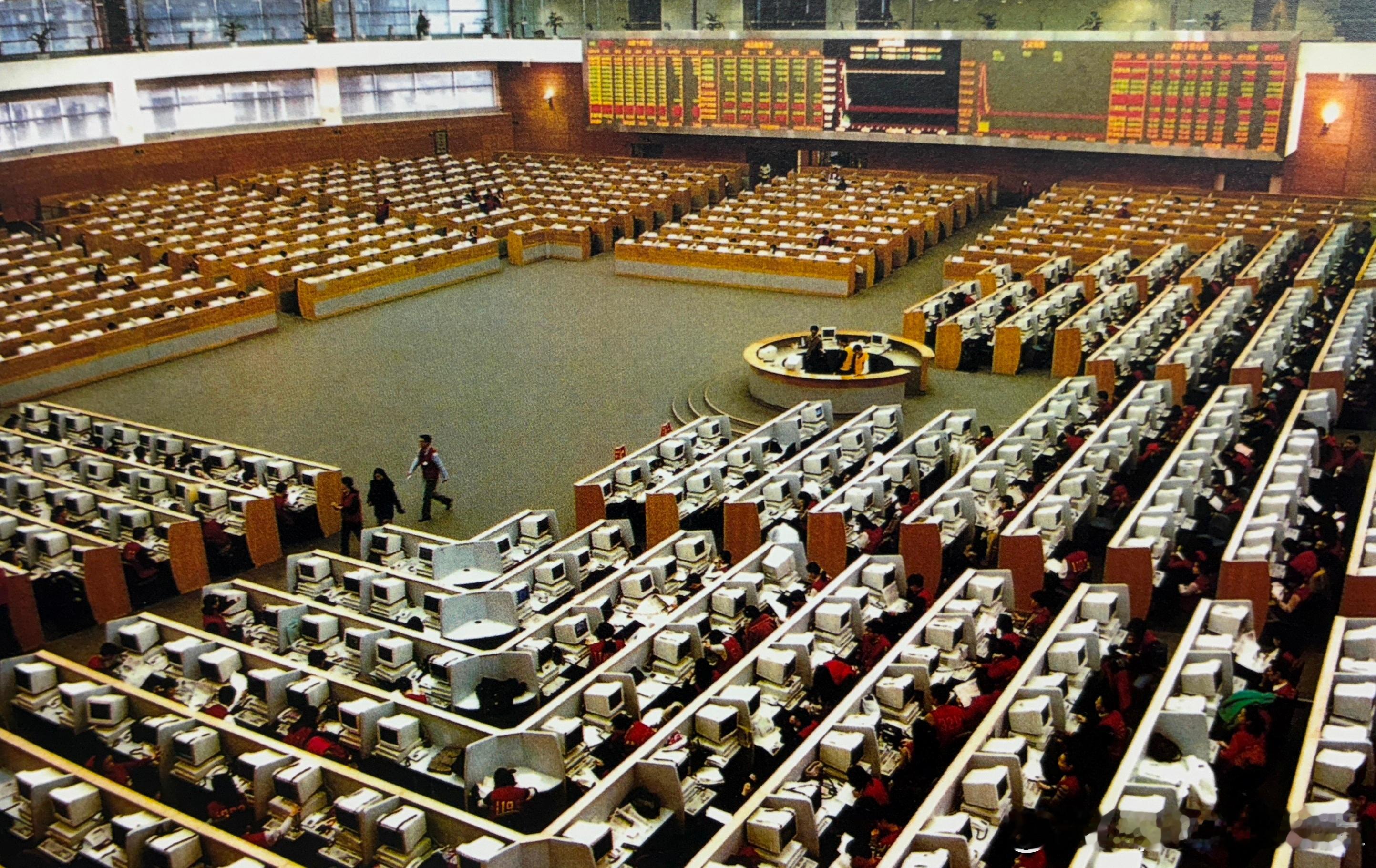 90年代末上海浦东新区上海证券交易大厦的交易大厅历史影像 ​​​