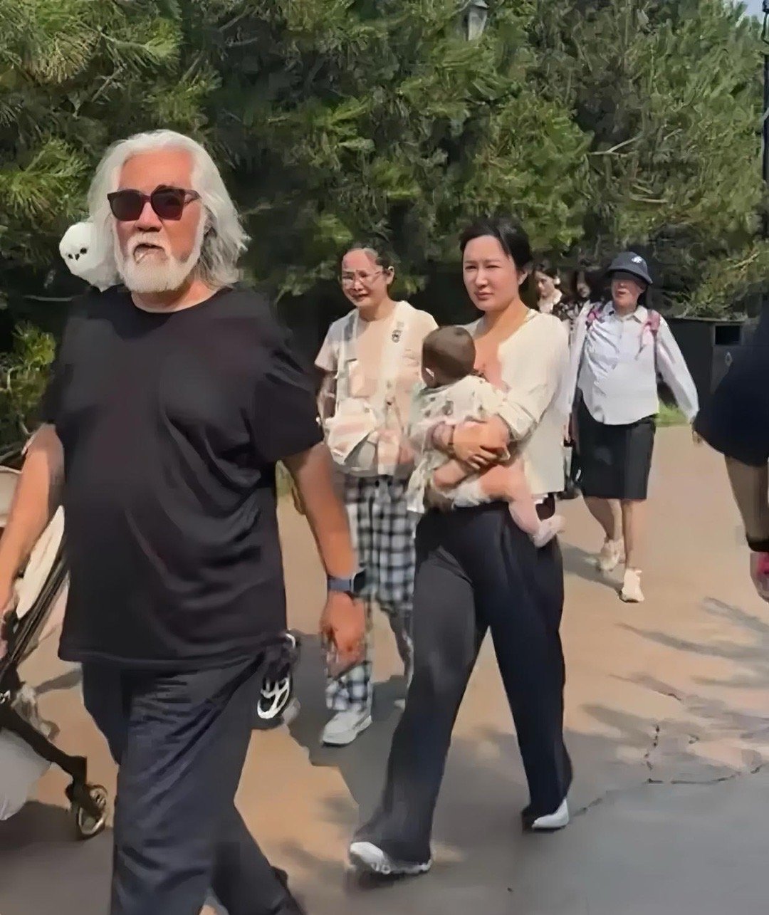 张纪中老婆素颜状态也很自然耐看，气质温婉舒服，真实又大方，越看越有亲和力。 