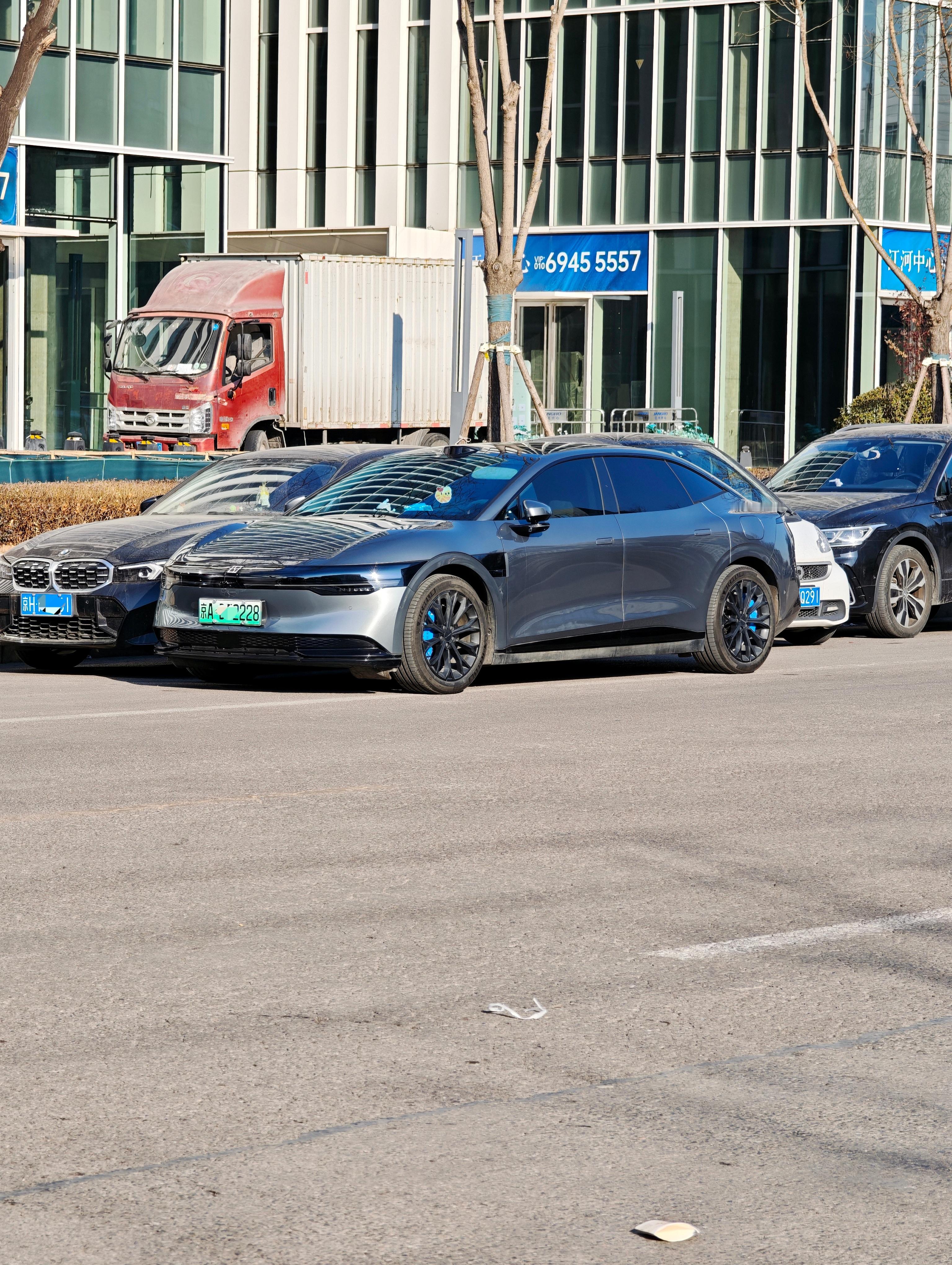 我特别喜欢三厢极氪007，二三十万价位我最喜欢的新能源车之一无非就是三点：驾驶感