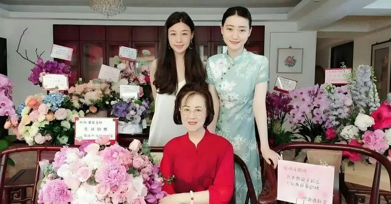 琼瑶全家福，儿子是她和第一任老公所生，两个孙女长得挺像奶奶的，都是笑眼，鹅蛋脸。