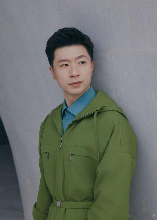 马龙prada蓝绿撞色蓝绿撞色在马龙身上太适配了，Prada这套造型自带柔光滤镜