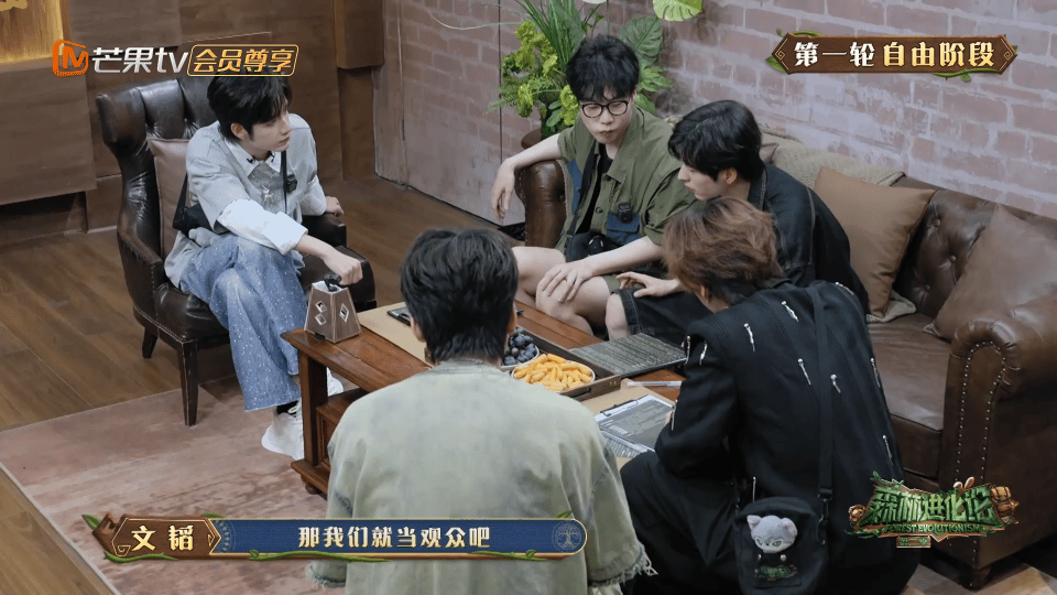 张颜齐cos长沙售票员 张颜齐收钱的动作真的好像巴士上的售票员啊！[允悲]斜挎包