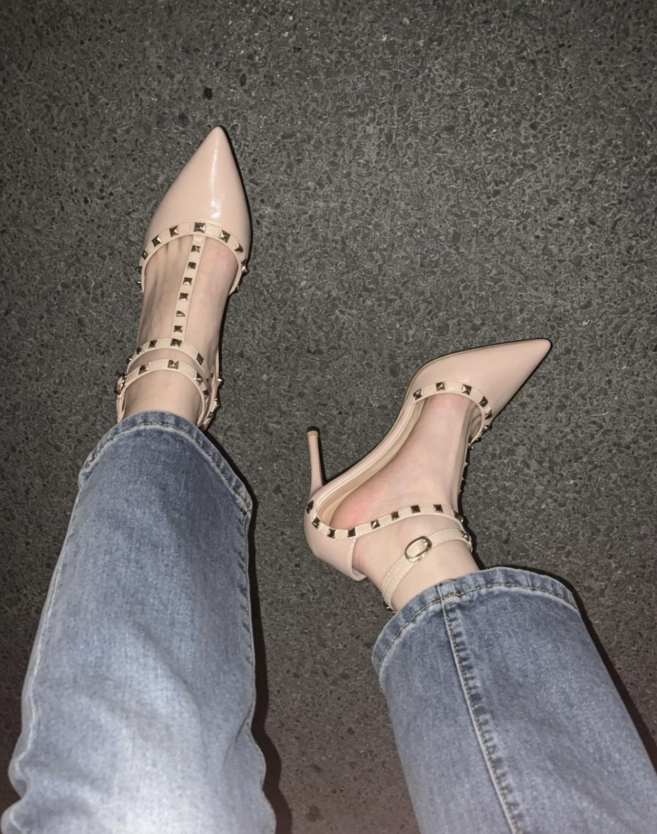 春暖风软，终于可以把心心念念的华伦天奴钉鞋从收纳盒里拿出来了。裸色尖头自带滤镜，