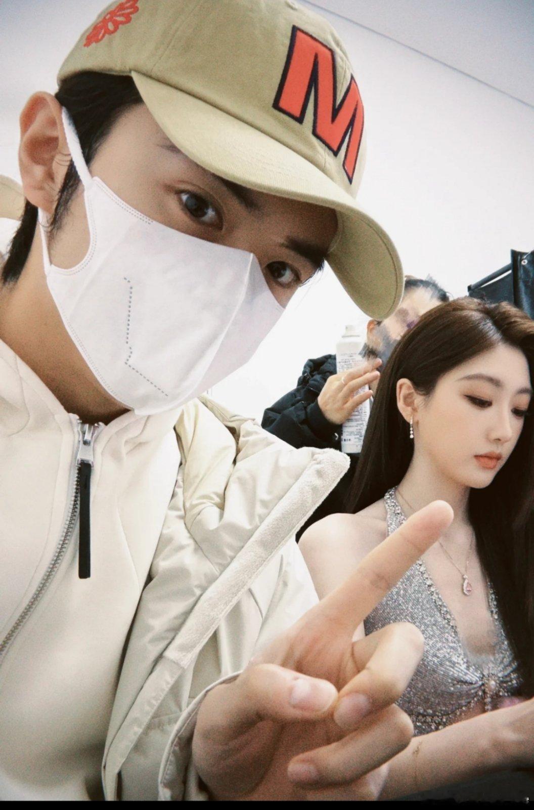 我们卡子陪老婆去工作话说，图一为什么打码了哈哈哈卡子这护妻狂魔