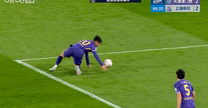 津媒：滑倒送点的季胜攀赛后落泪，津门虎休息室内气氛非常压抑