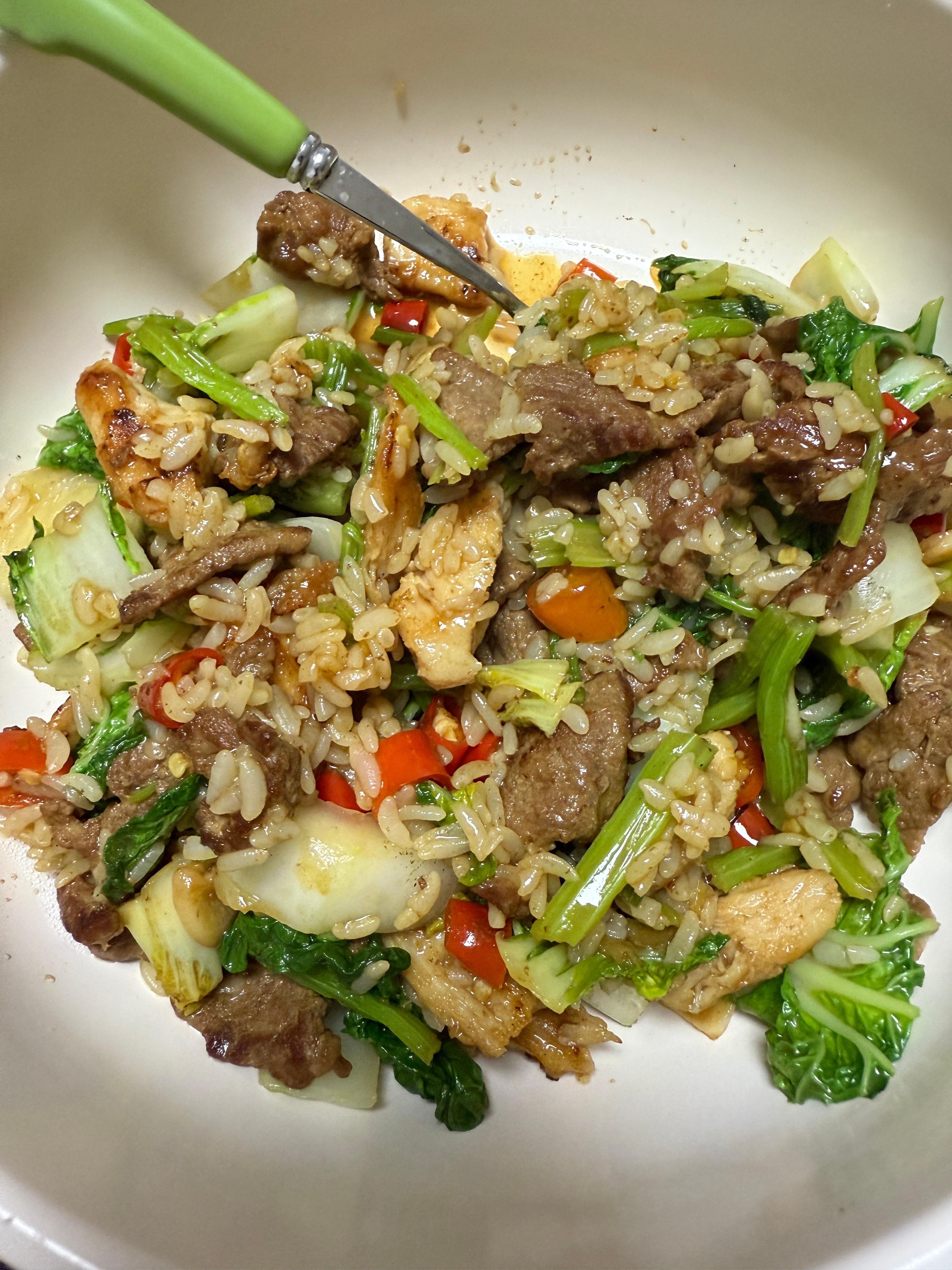 卷师傅凑合一口独门乱炒！里面是牛肉➕煎鸡胸肉➕黄心菜➕芹菜➕米饭营养均衡香喷喷?