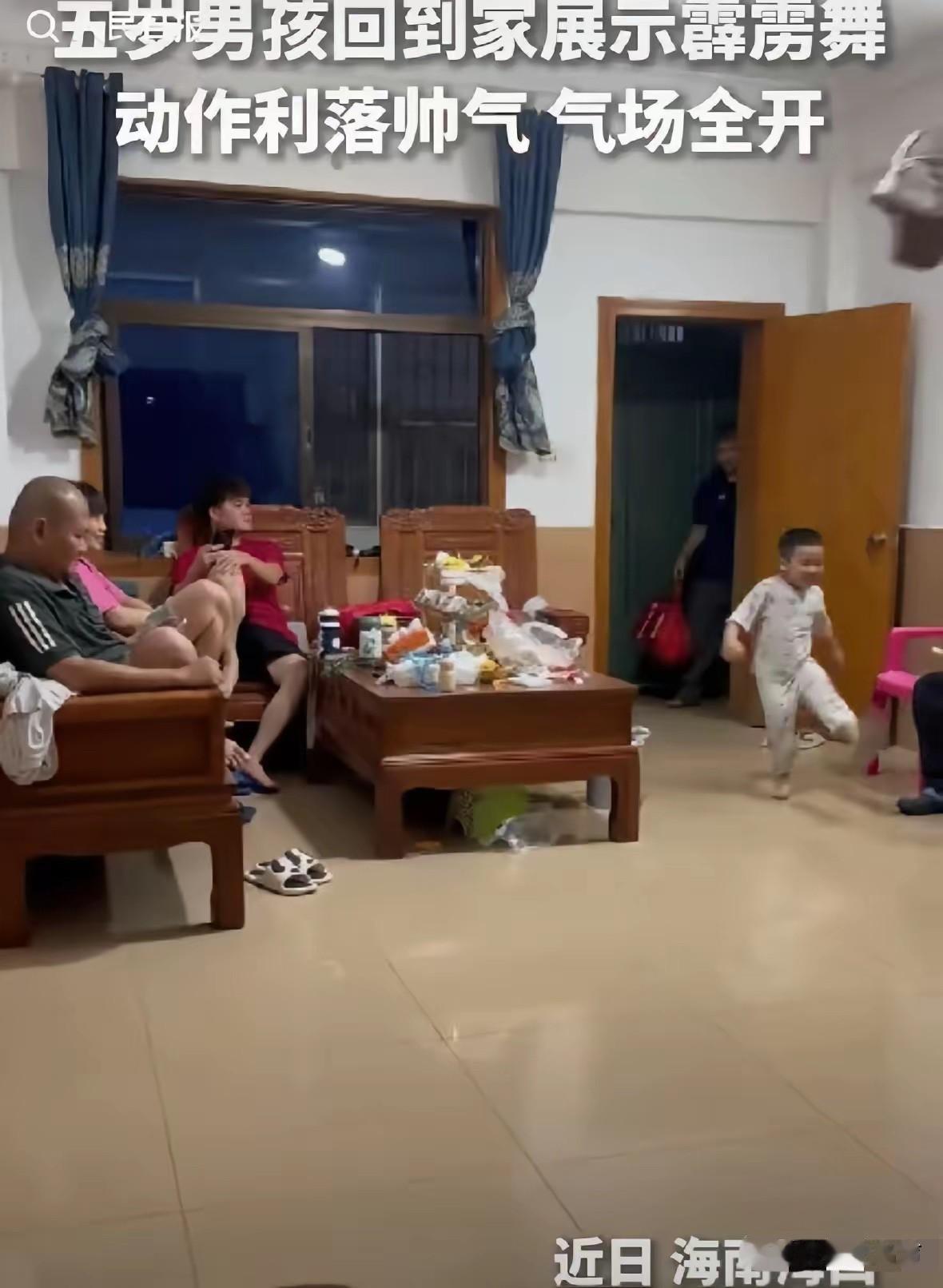 “这就是天才！”海口一5岁小男孩回到家中，进门把手中包一丢，拖鞋一甩，自信满满的