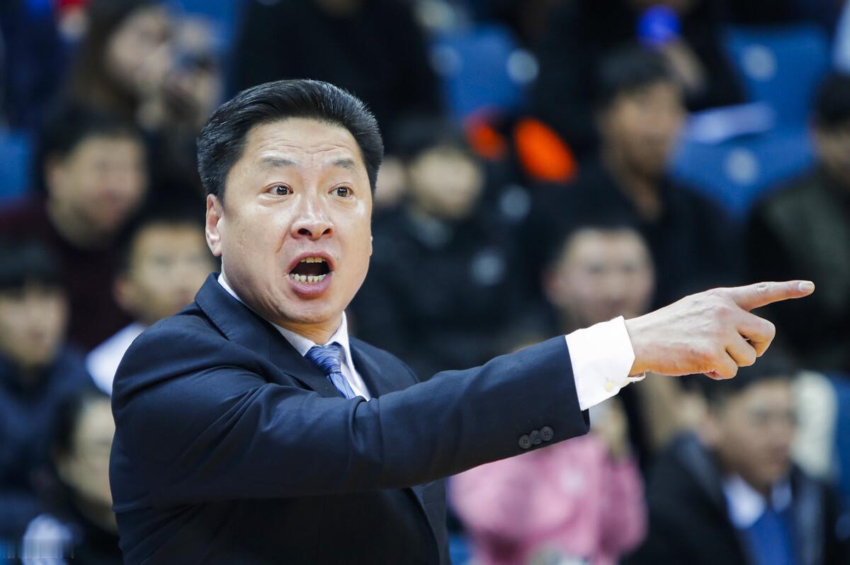 好家伙！CBA3大现役冠军教头都是李春江的徒弟！
1、李春江2013年从广东宏远