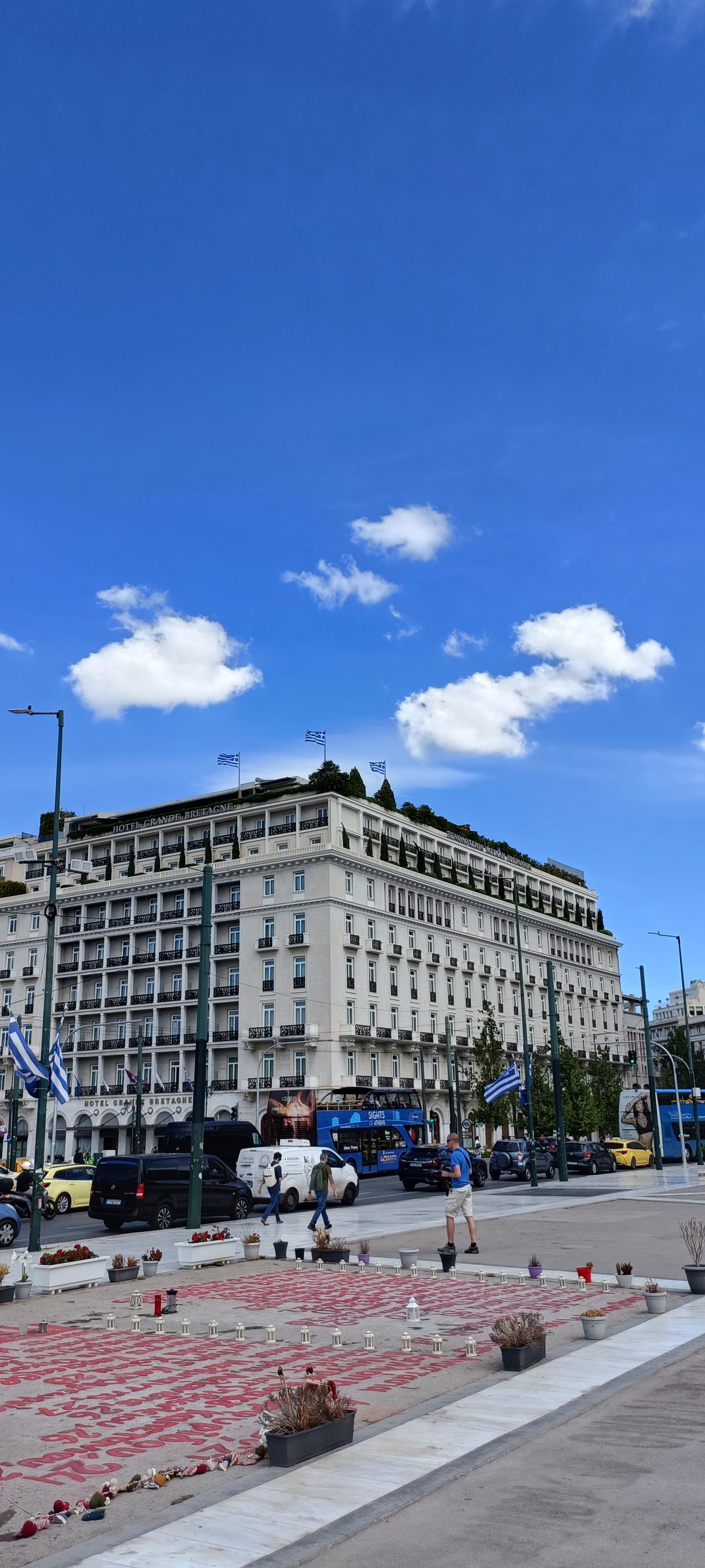 蓝天白云下的繁华街景，感受城市的脉动与活力。
上联：楼阁高耸入云，
下联：车水马