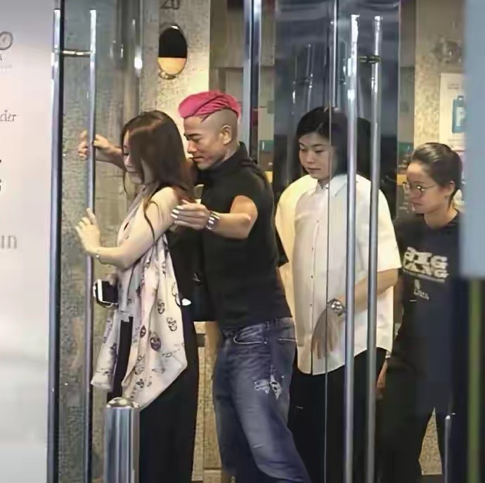 方媛真的好幸福 被宠爱的模样藏都藏不住 让人羡慕 